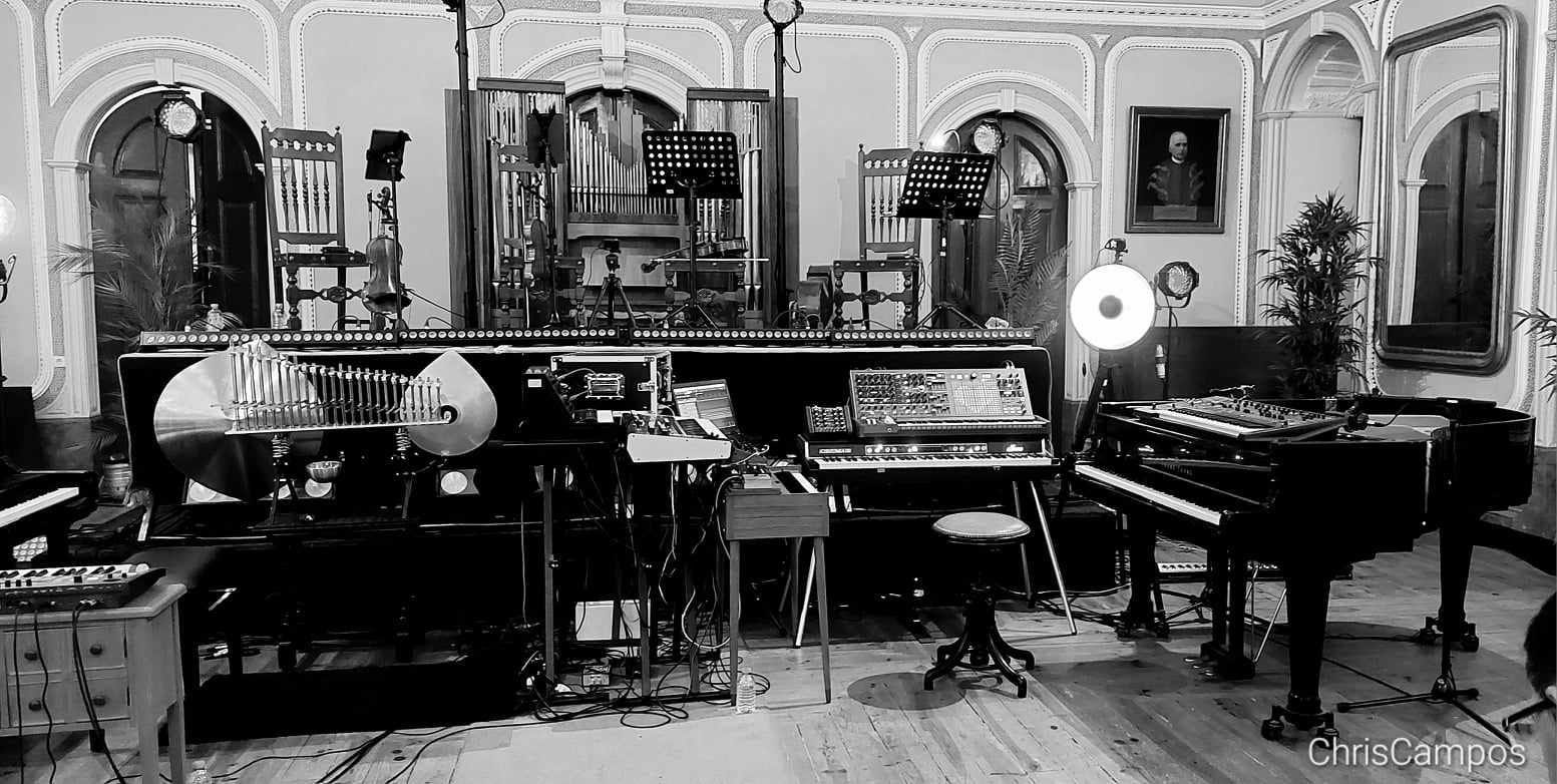 Setup de palco com Trautonium e Cristal Baschet